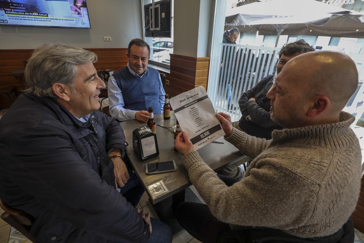 Un grupo de comensales observa los precios de los menús en Elche
