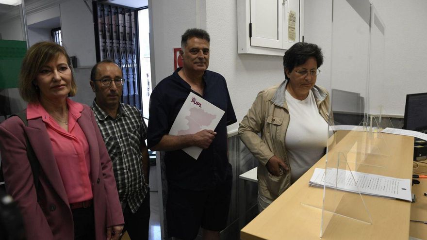 Presentación de la denuncia por las paradas del AVE, este viernes en los juzgados de Zamora.  | MIGUEL ÁNGEL LORENZO