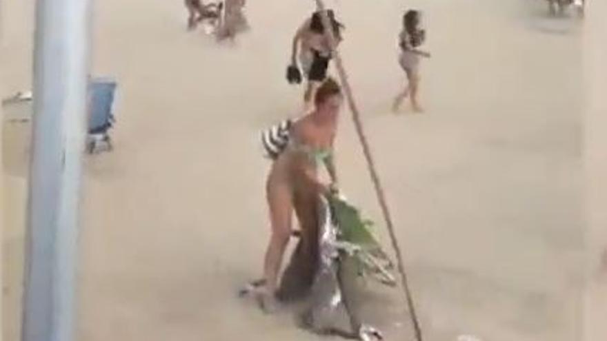 Un vendaval entierra a los bañistas en la playa de Gandia