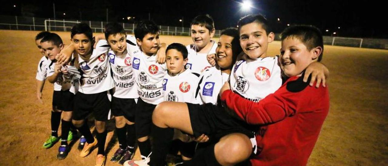 El equipo alevín A del Rayo Villalegre, que cuenta con cuatro benjamines en sus filas.