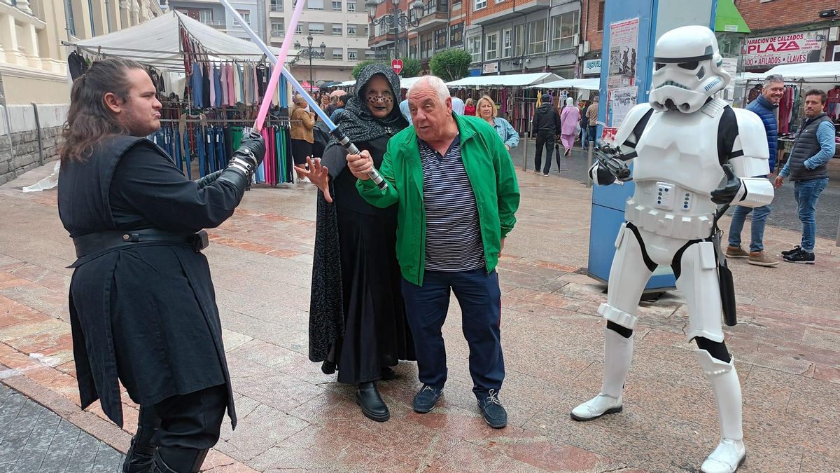 Los miembros de "Orden 66" con un vecino de Mieres