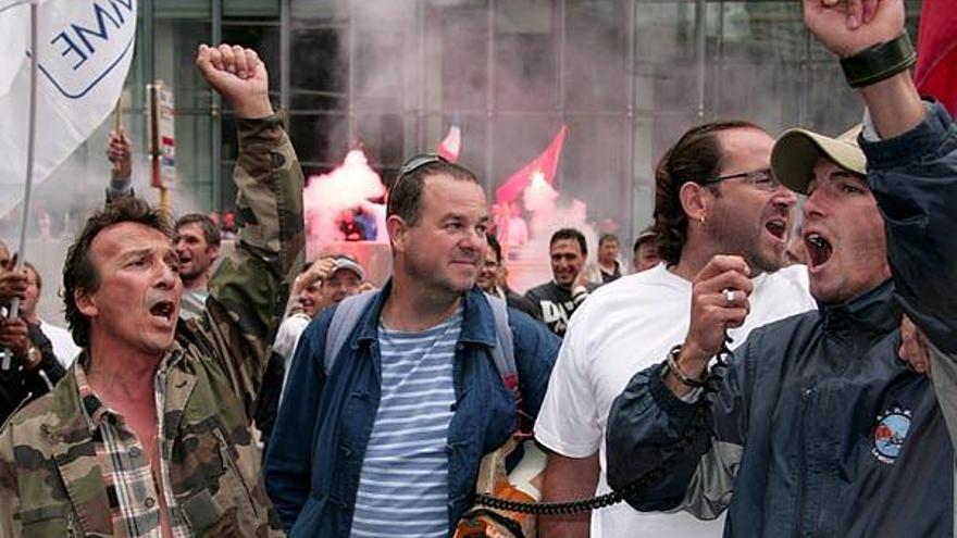 Decenas de manifestantes protestan hoy delante de la Comisión Europea en Bruselas