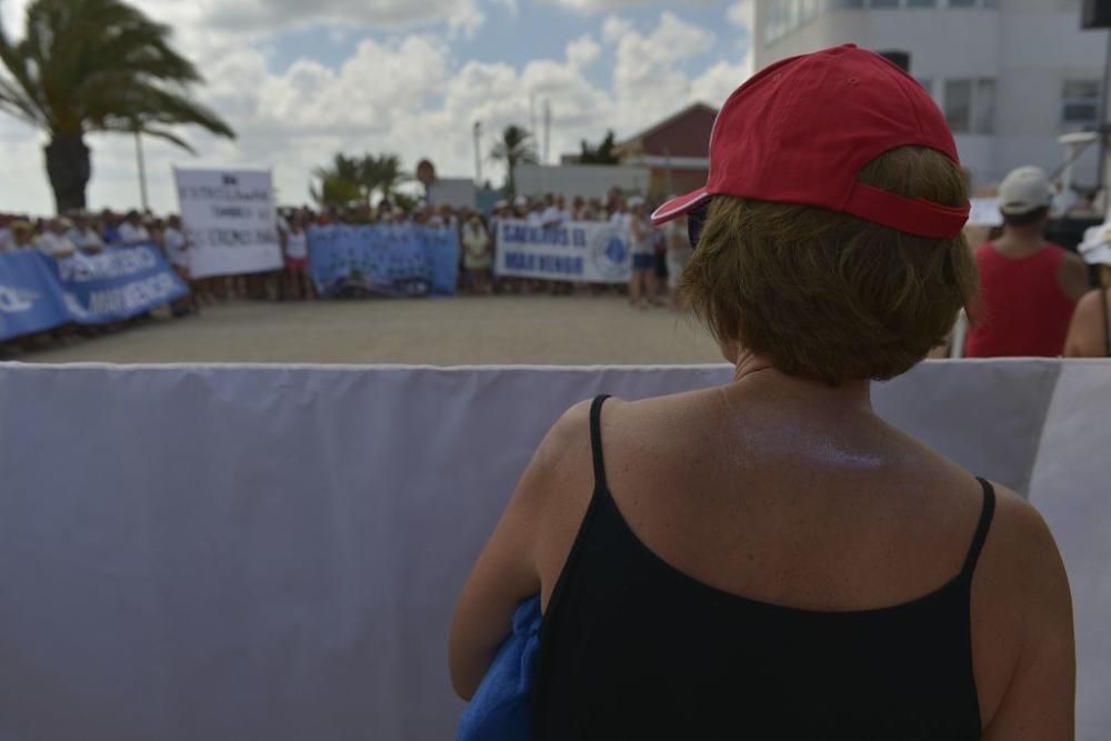 Protesta ante un Mar Menor que amanece cubierto de espuma