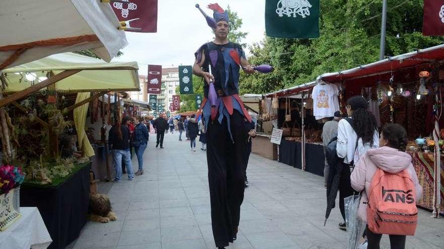 La Feira Celta ha sido la gran atracción de la jornada de ayer, con los puestos de artesanos y los malabaristas. // Noé Parga