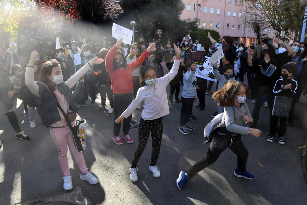 Protesta y baile en el CEIP Ramón de la Sagra