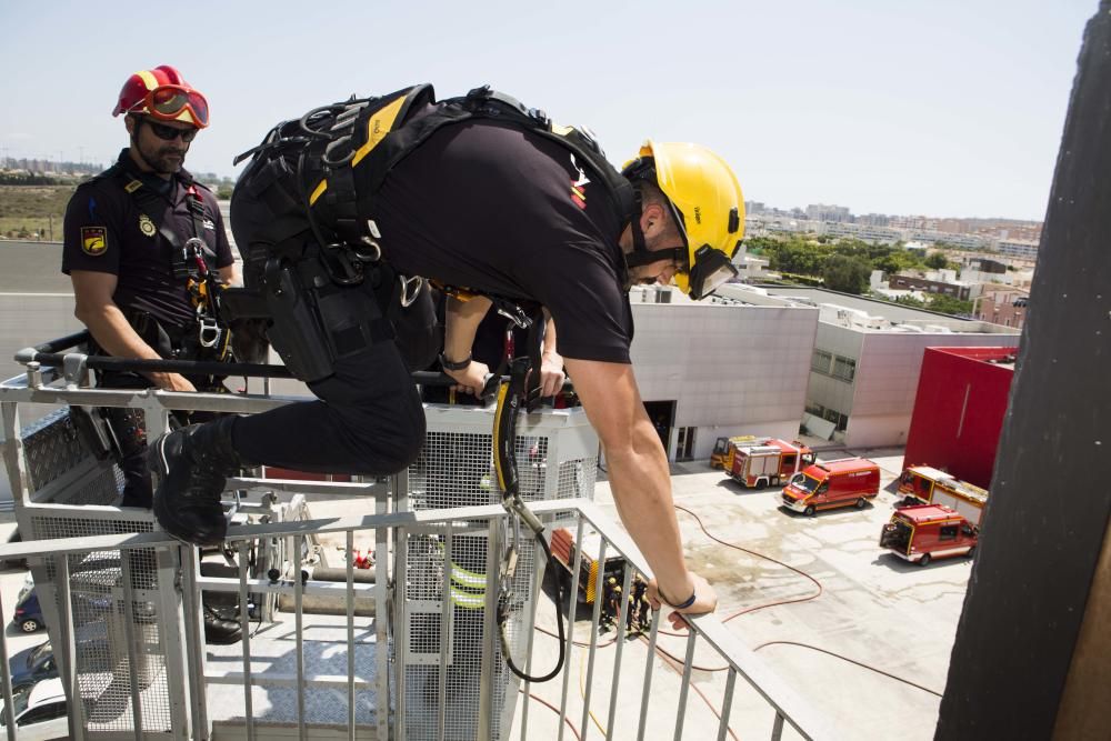 Talleres prácticos de los Bomberos a la Policía Nacional