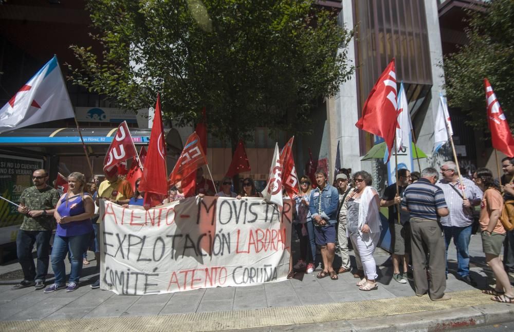 La protesta de los sindicatos UGT, CIG, CCOO y USO coincide con el debate en el pleno municipal de una moción impulsada por el Gobierno local en apoyo a los 46 trabajadores de ALN Telemarket SL.