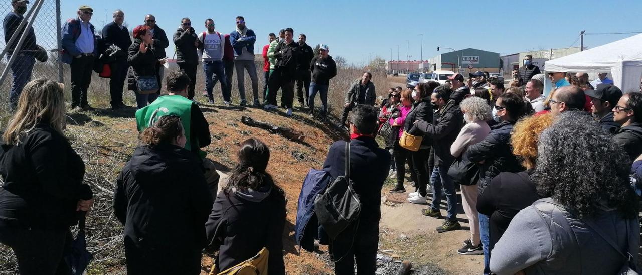 Los trabajadores escuchan las explicaciones de miembros del comité de empresa sobre la nueva oferta realizada por la compañía. | M. J. C.