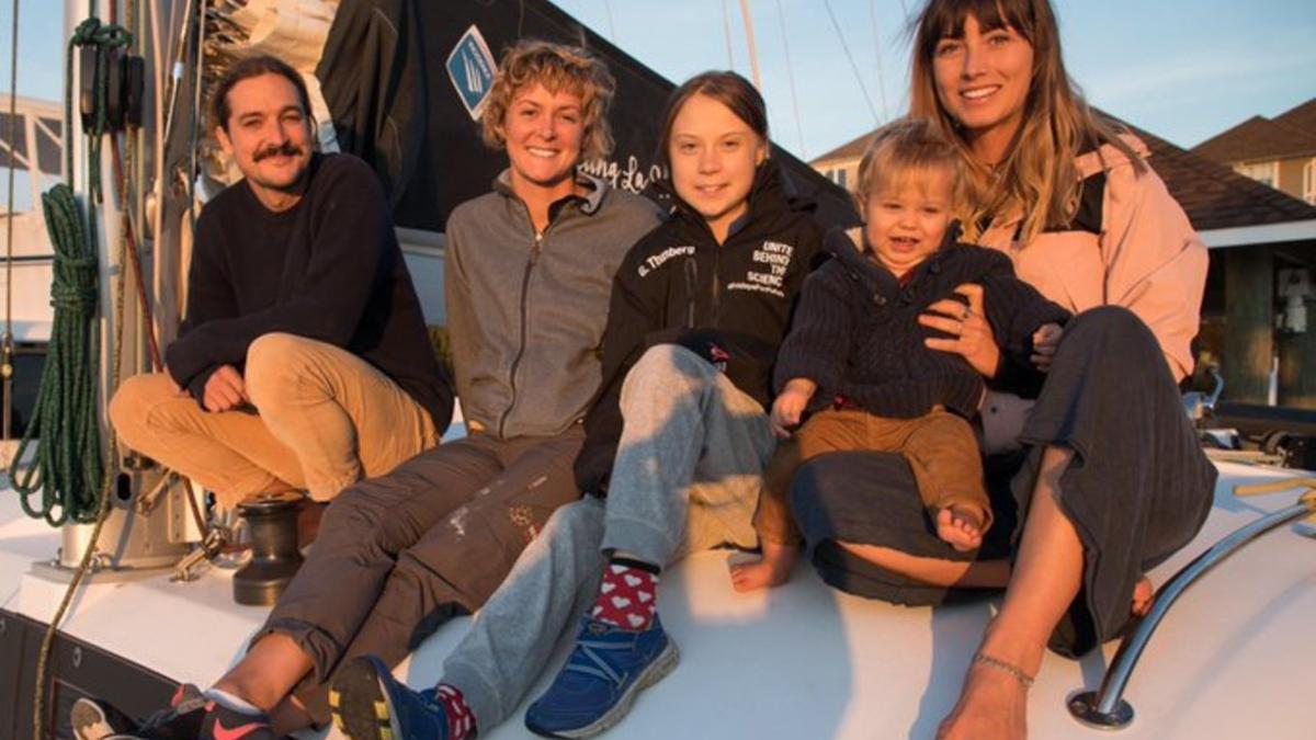 Greta Thunberg con sus anfitriones de barco.
