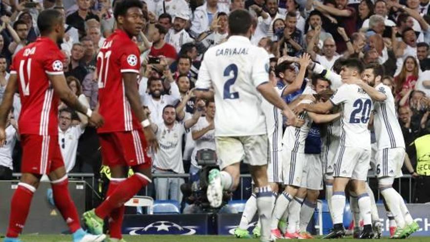 Els jugadors del Reial Madrid celebren el segon gol d&#039;anit contra el Bayern de Munic.