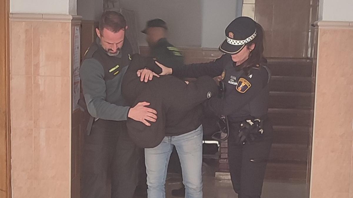 El detenido, custodiado por agentes de la Guardia Civil y la Policía Local de València.