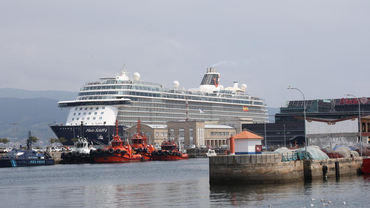 El «Mein Shiff 6» atracado hoy en el puerto de Vigo.