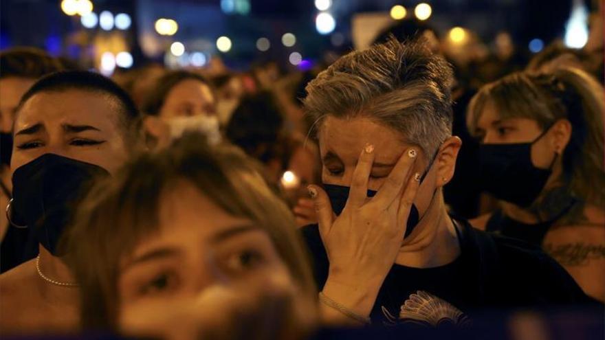 Decenas de personas se concentran en la madrileña Puerta del Sol para condenar los últimos casos de violencia machista.