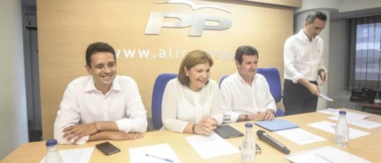 La mesa con Isabel Bonig y José Císcar además de José Juan Zaplana y el máximo responsable de la Diputación de Alicante, César Sánchez, en la reunión de ayer.