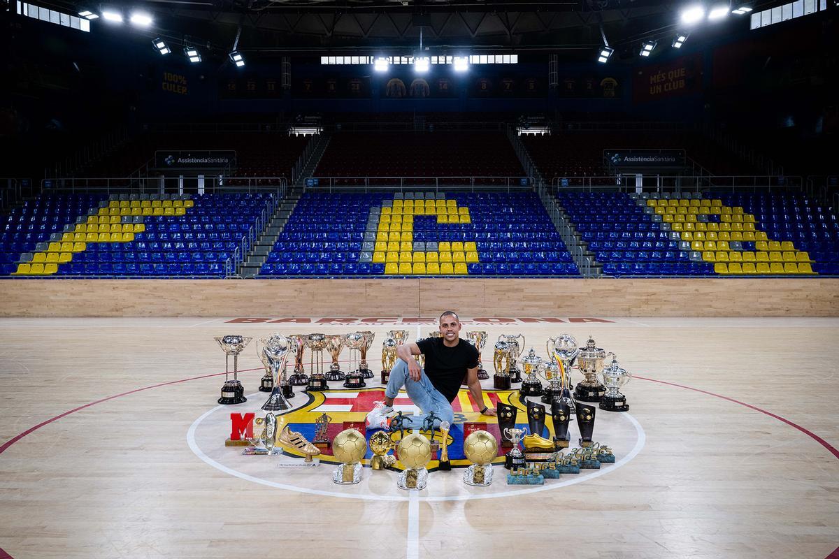 Ferrao, André Coelho y Jesús Velasco se despiden del Barça fotografiándose con todos sus trofeos.