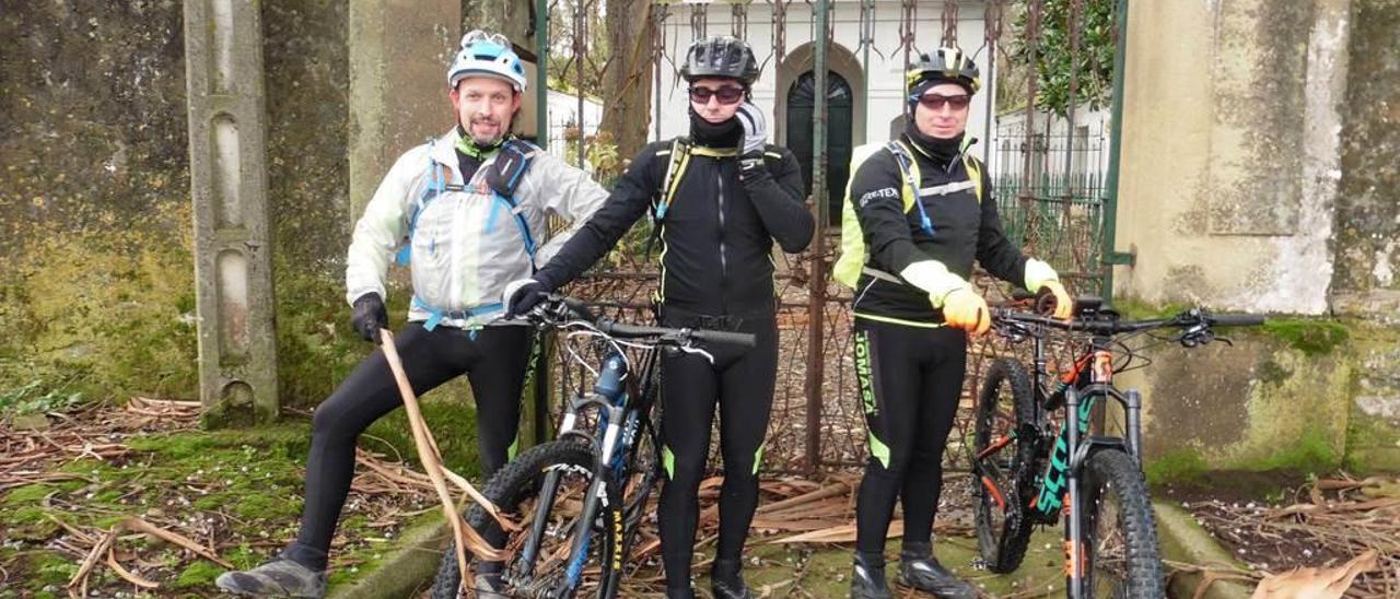 Tres de los participantes en la ruta.