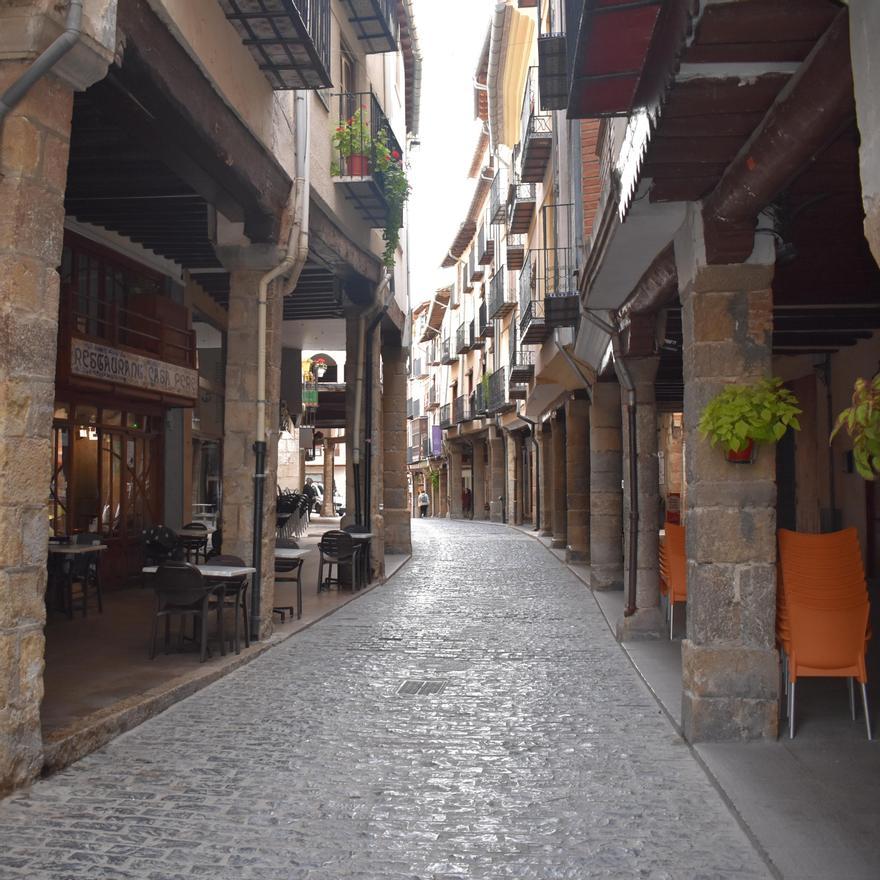 La calle de los Porxes, conocida como ‘la plaça’, es el punto de encuentro