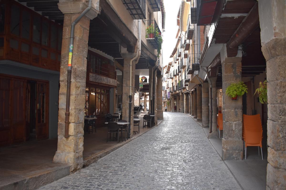 La calle de los Porxes, conocida como ‘la plaça’, es el punto de encuentro