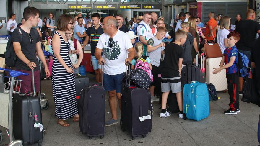 Un grupo de turistas en el aeropuerto de Málaga.