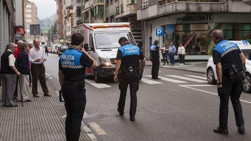 Agentes de la Policía Local, en el lugar del atropello, ante la UVI móvil en la que se atendió a la herida.