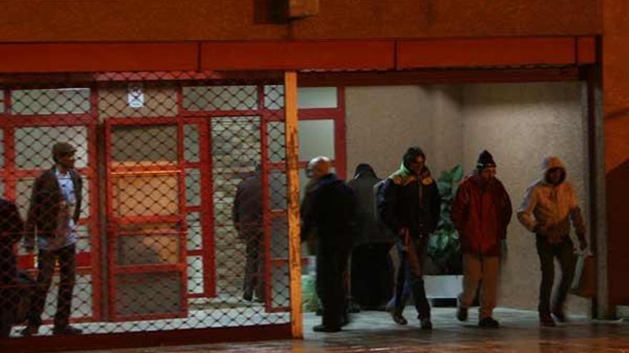 Indigentes en la entrada del pabellón de O Berbés, habilitado como albergue provisional.