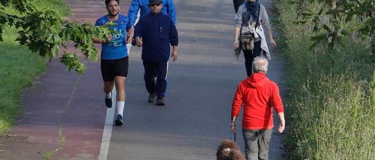 Vecinos de Langreo pasean por la senda fluvial del Nalón.