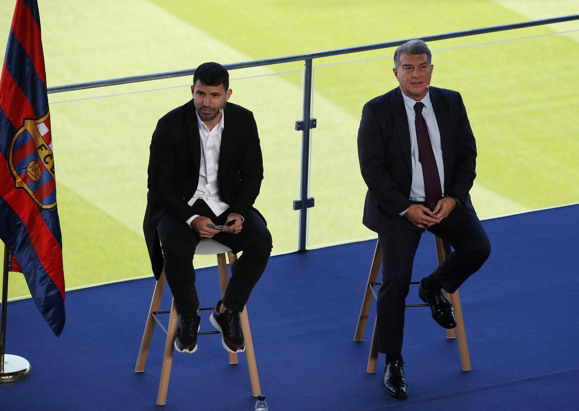 Agüero, junto a Laporta en el acto del anuncio de su retirada como futbolista.