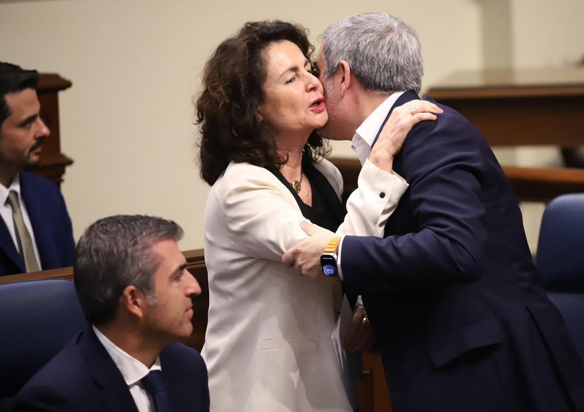 Matilde Asián y Fernando Clavijo se felicitan en el Parlamento tras aprobar los Presupuestos de 2025.