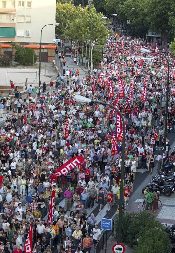 Miles de personas se manifiestan en Zaragoza