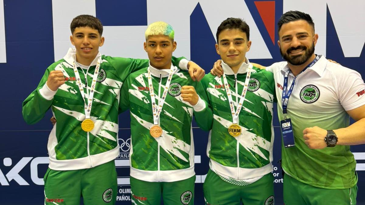 Pepe González, Karim y Randy, junto a Antonio Ponce, entrenador del Ponce Team.