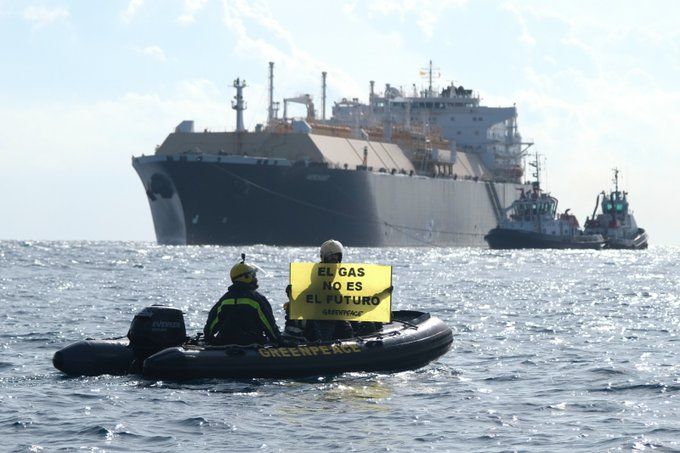 Greenpeace bloquea el acceso al muelle de gas de Sagunt