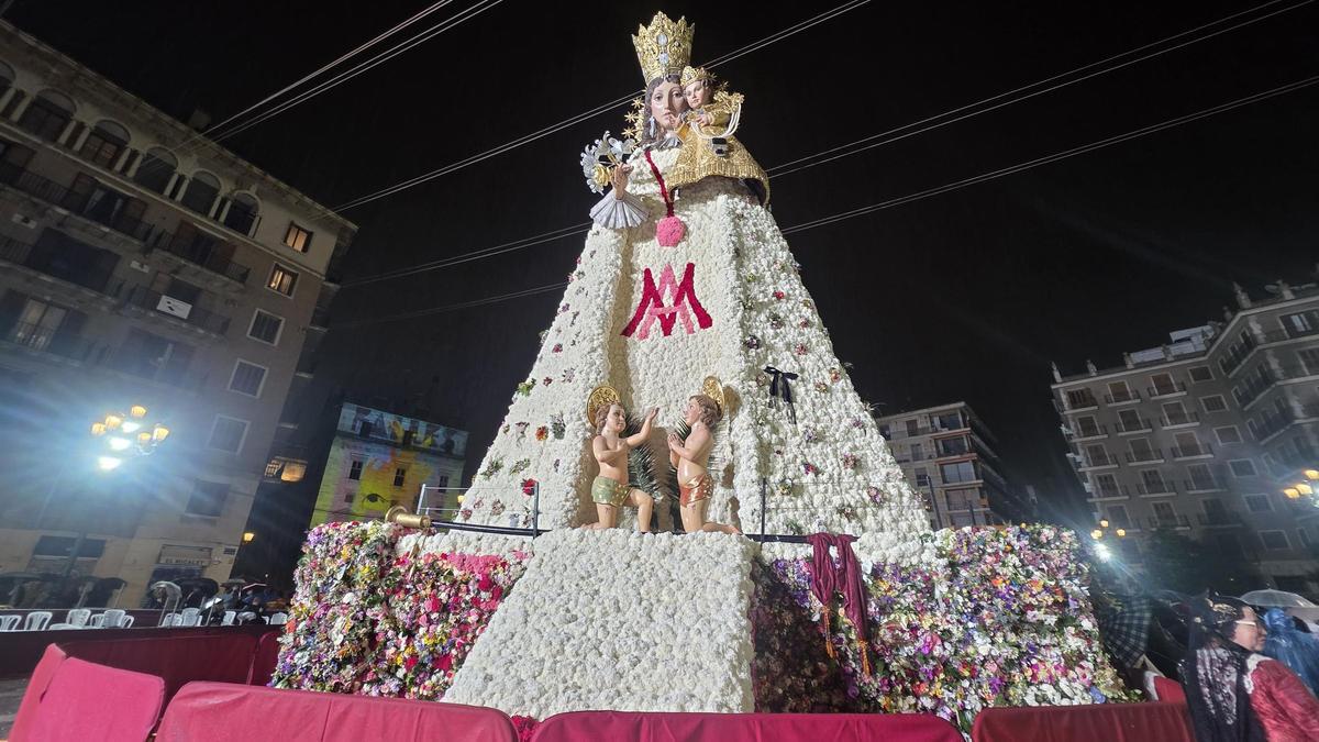 Cientos de personas se acercan a visitar el manto de la Virgen