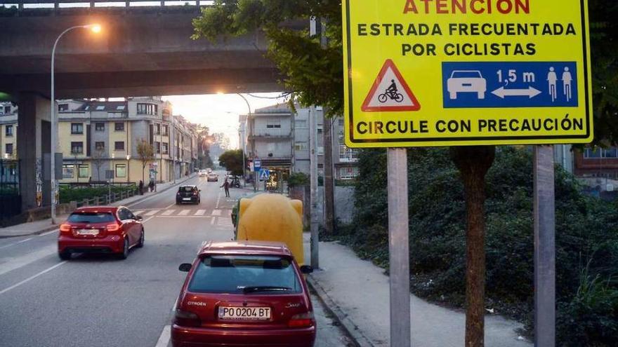 Paneles recientemente instalados en la carretera vieja de Marín que alertan del paso de ciclistas. // R. V.