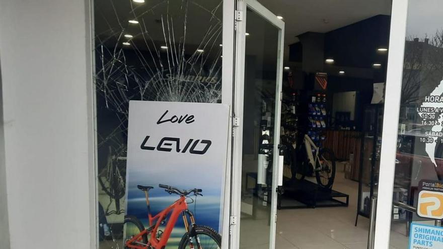 Dos detenidos en Gijón por asaltar a martillazos una tienda de bicicletas