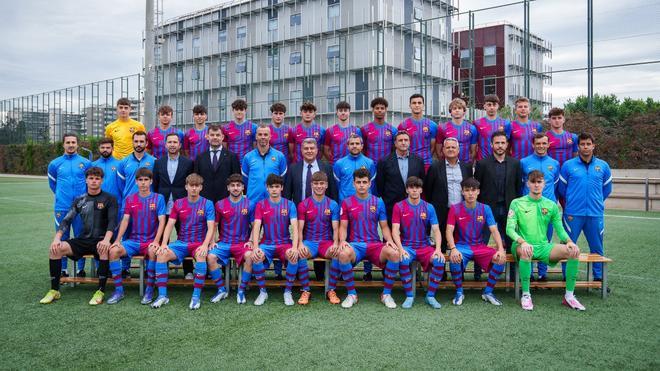 Fotografia oficial del Juvenil B del Barça 2021/2022 junto con el presidente Joan Laporta