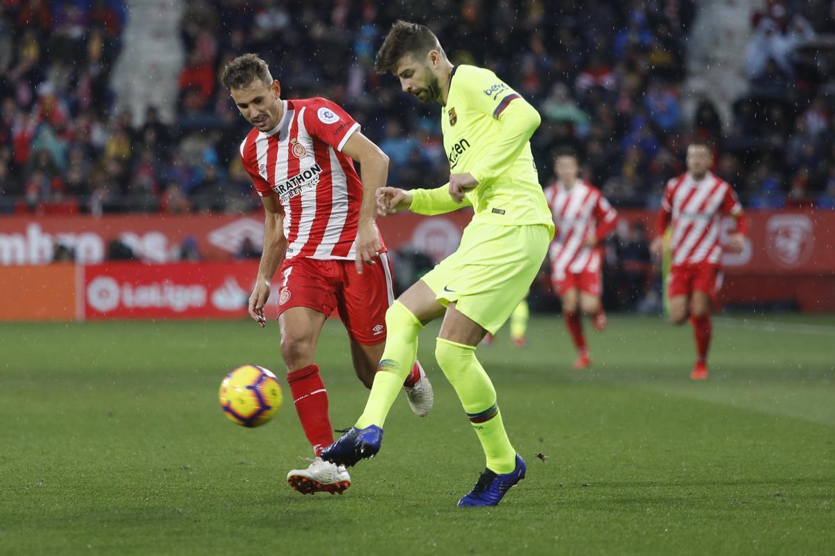 Piqué i Stuani, durant un moment del Girona-Barça del 2018 a l'estadi