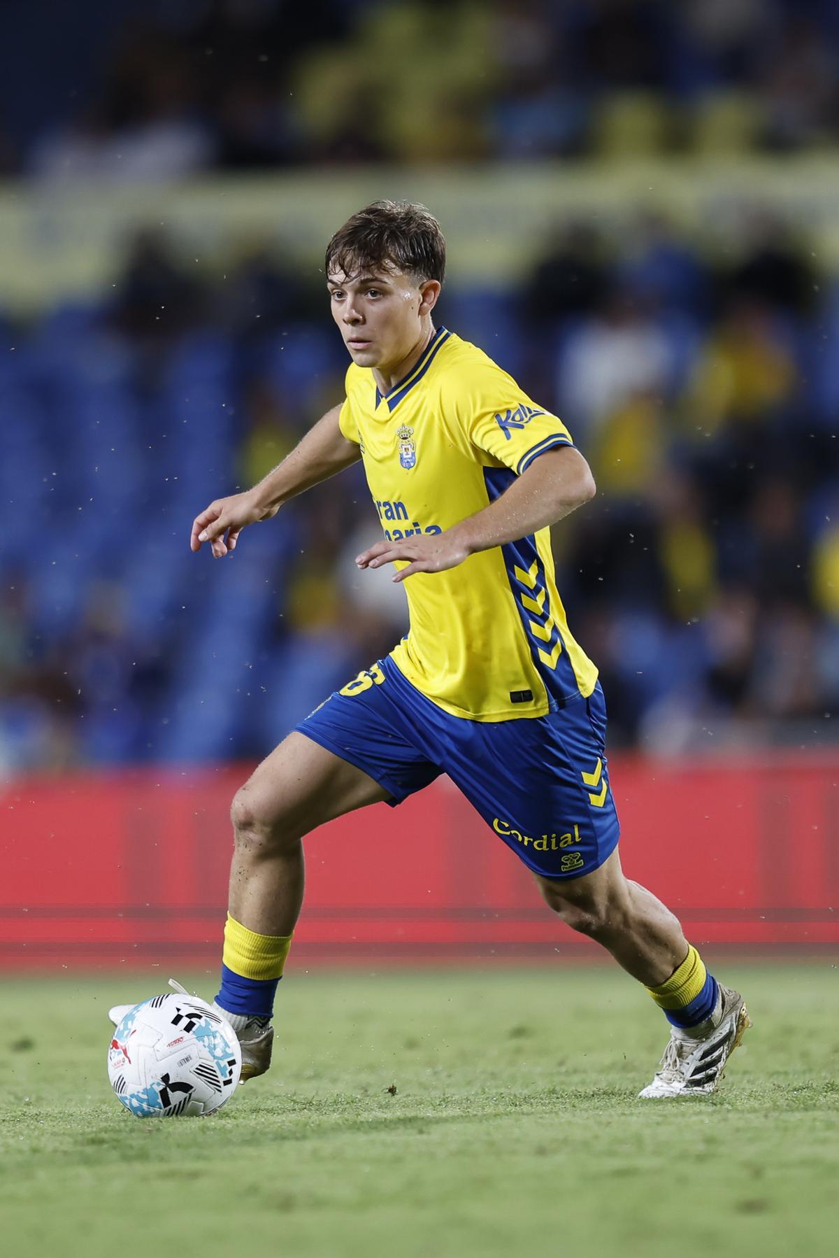 Amatucci avanza con el esférico, en un pulso en el Gran Canaria de esta temporada.