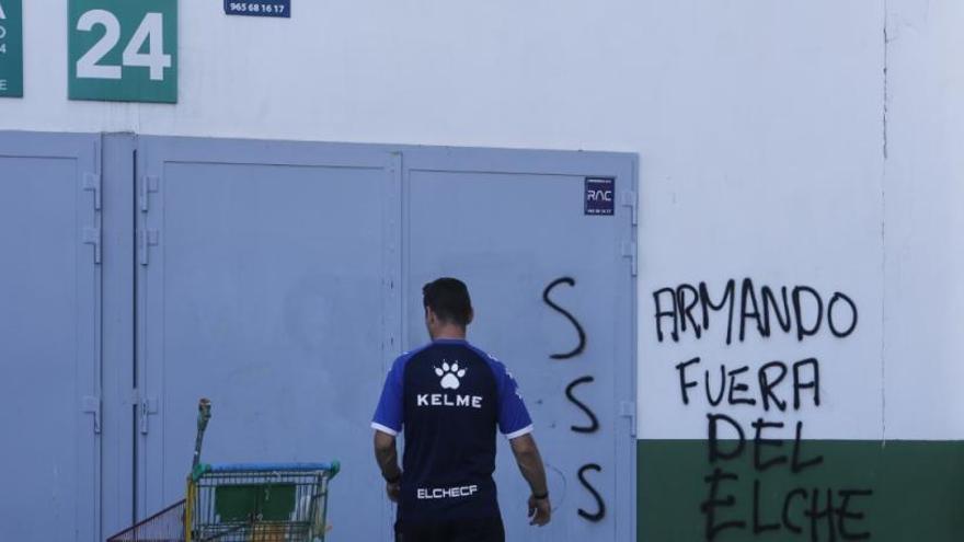 El club borra las pintadas y Parras decide entrenar a puerta cerrada