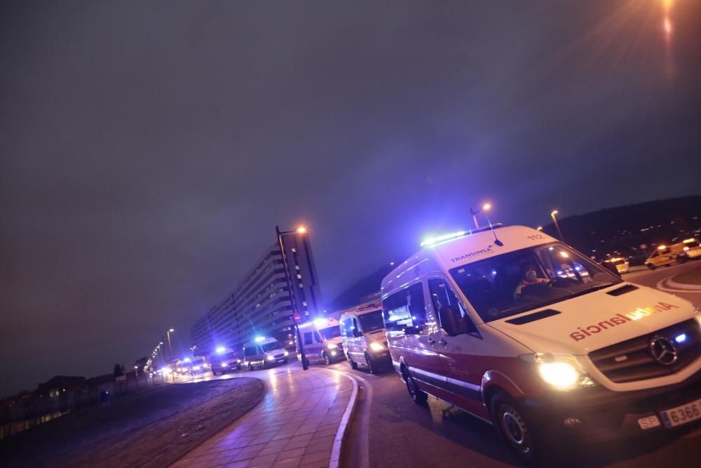 Homenaje de Policía, Guardia Civil y Bomberos al personal sanitario del HUCA