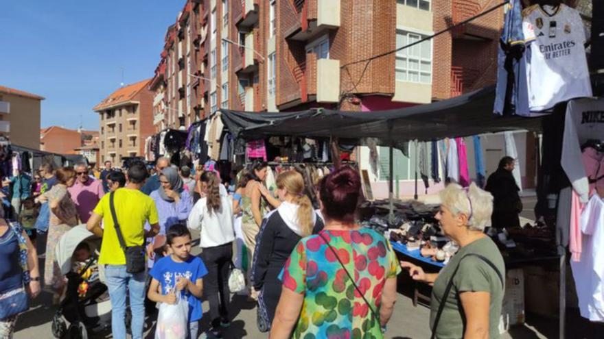 Los mercados de Benavente, a rebosar de gente en la jornada festiva