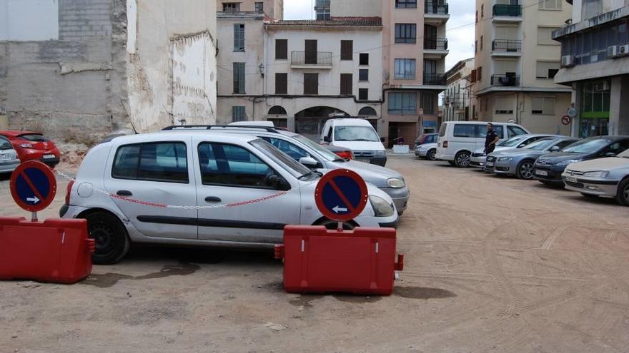 La Policía delimitó ayer el aparcamiento con vallas y discos.