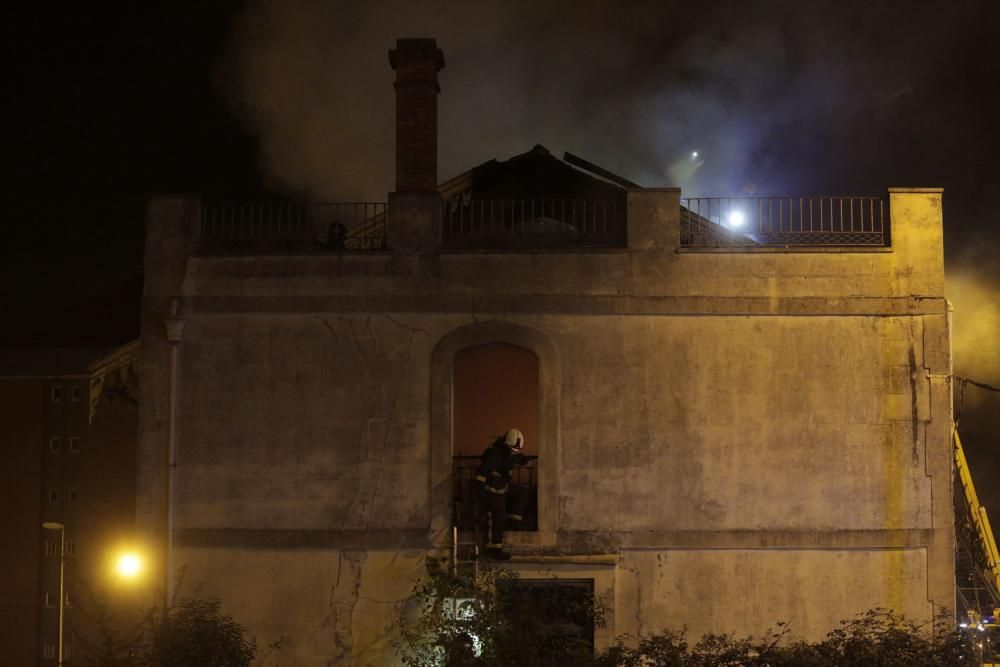 Un fuego destruye el chalé de los García Pola, uno de los tesoros indianos de Avilés.