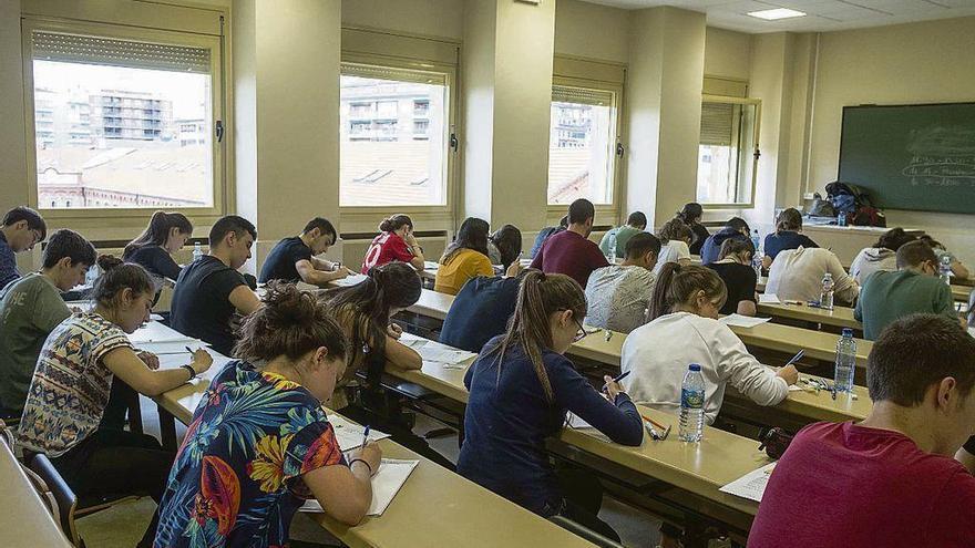Estudiantes zamoranos, durante la prueba de la EBAU en un aula del Campus Viriato.