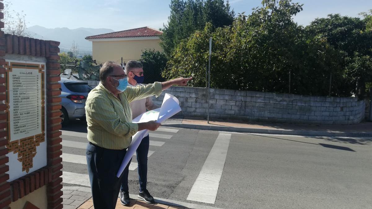 El alcalde, Joaquín Villanova, y el edil Prudencio J. Ruiz repasan los lugares donde se instalarán las cámaras de vigilancia.