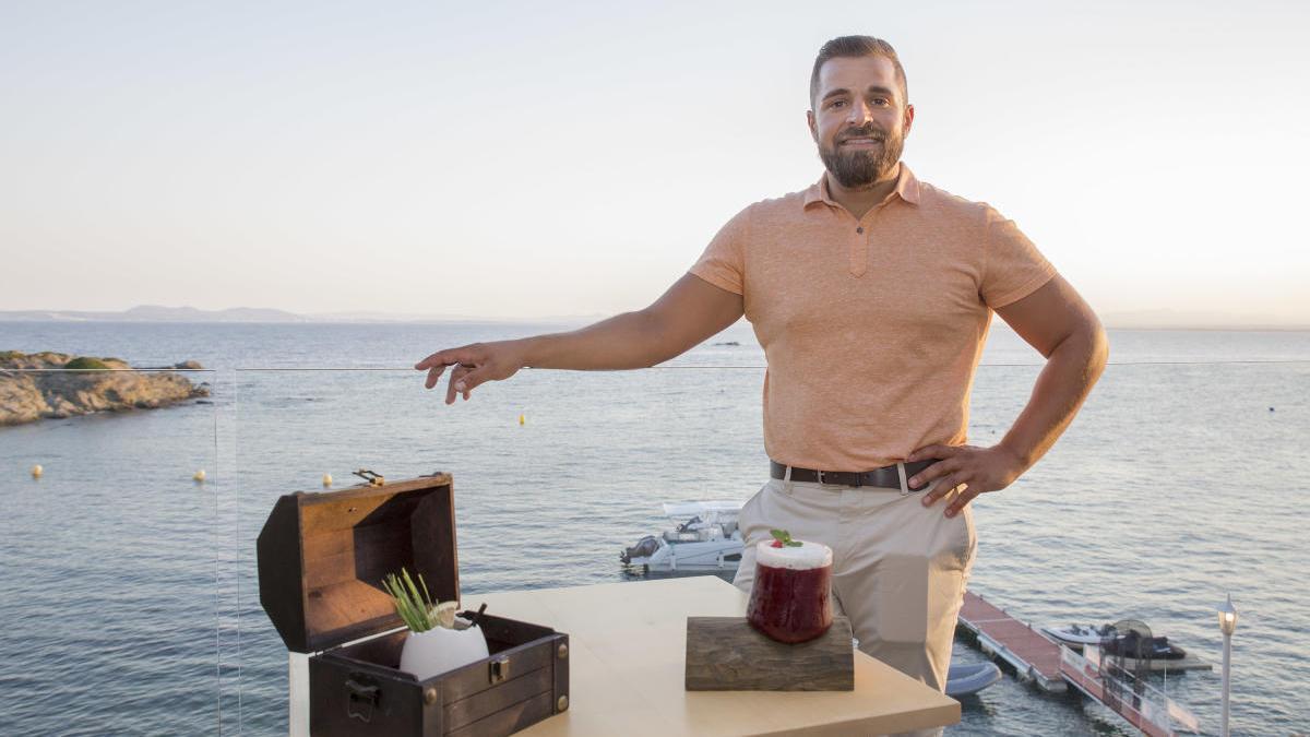 El cocteler Cristian Hornos Jiménez, a l&#039;Hotel Vistabella de Roses.