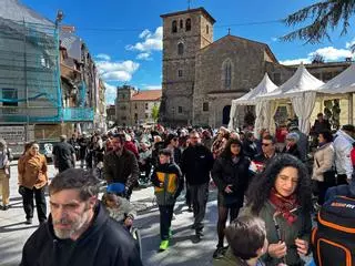 Tres, dos, uno... ¡a comer!: más de 20.000 personas toman las calles de Avilés en el gran banquete del Bollo