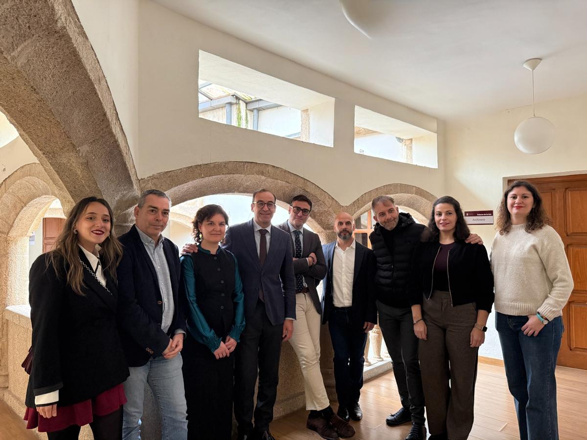 El equipo técnico de Cáceres 2031, encabezado por la coordinadora de proyecto, Iris Jugo, junto al alcalde de Cáceres, Rafa Mateos; y el concejal de Cultura, Jorge Suárez.