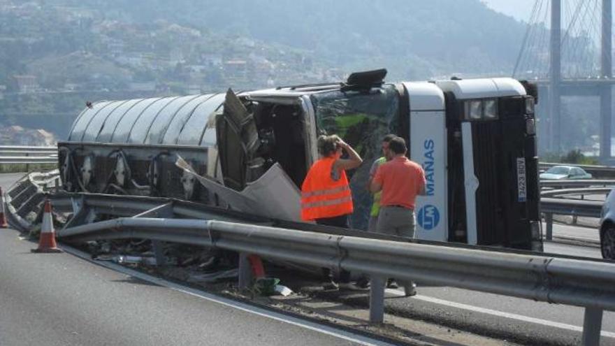 Un camión cargado de aceite y vinagre vuelca en la AP-9