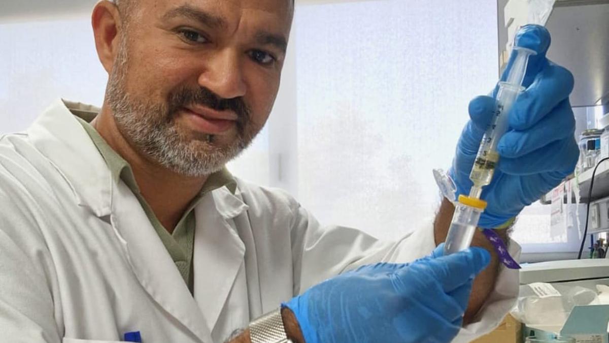 Nehomer Sánchez Santana, en el laboratorio.