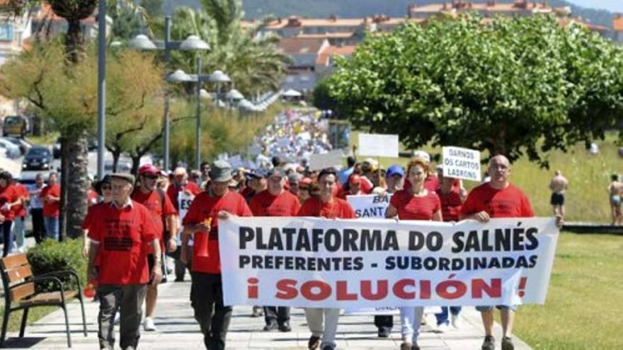 Multitudinaria manifestación en Sanxenxo contra las entidades bancarias